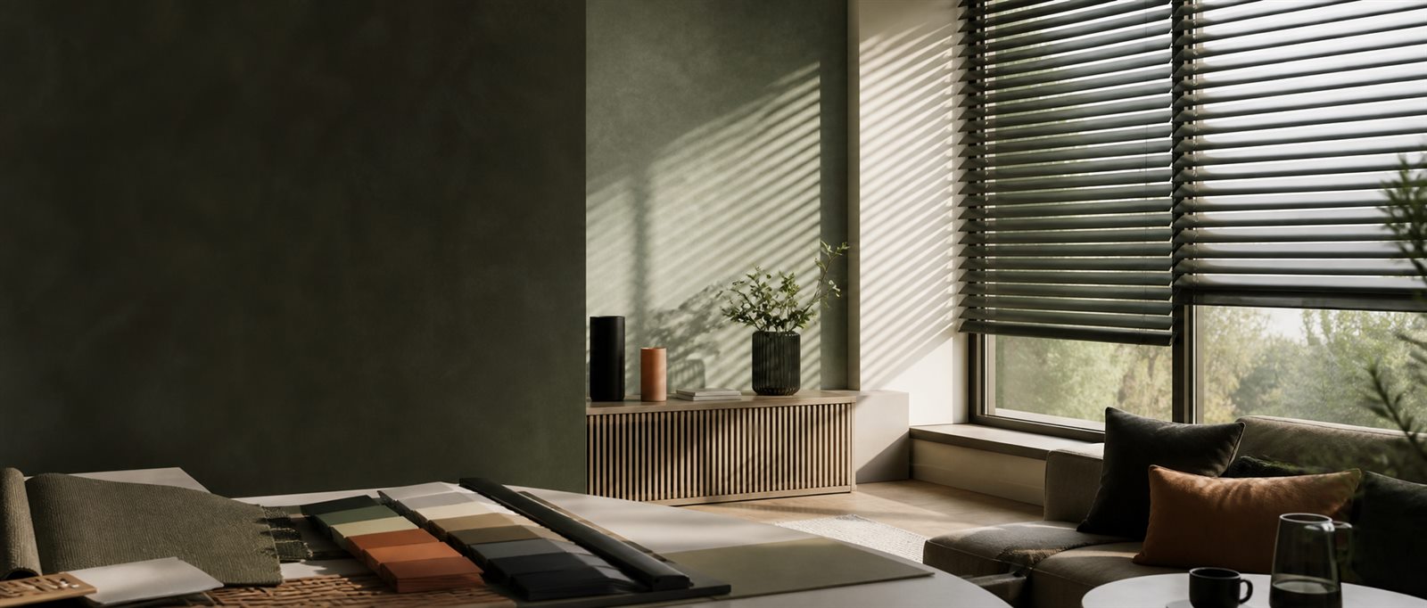 Moderne Jalousien am Fenster mit warmem Licht und Materialmustern